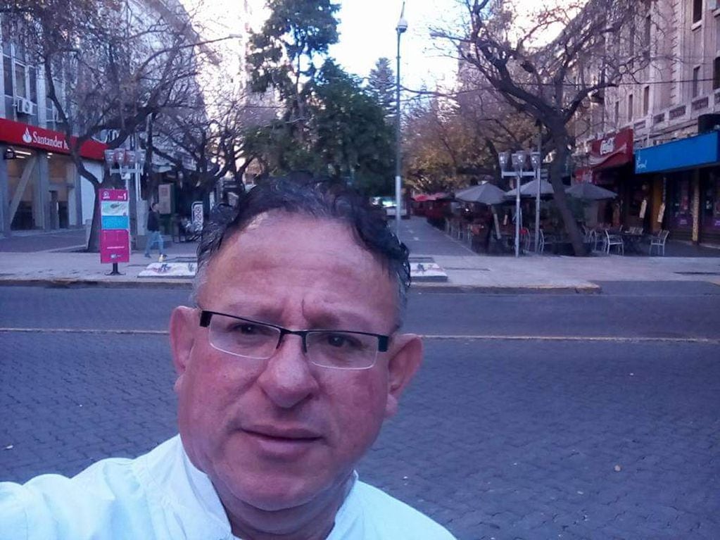 Una selfie de Pepe Lucho en el kilómetro cero mendocino. 