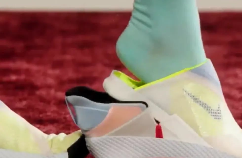 Las nuevas zapatillas Nike no requieren el uso de las manos para colocárselas.