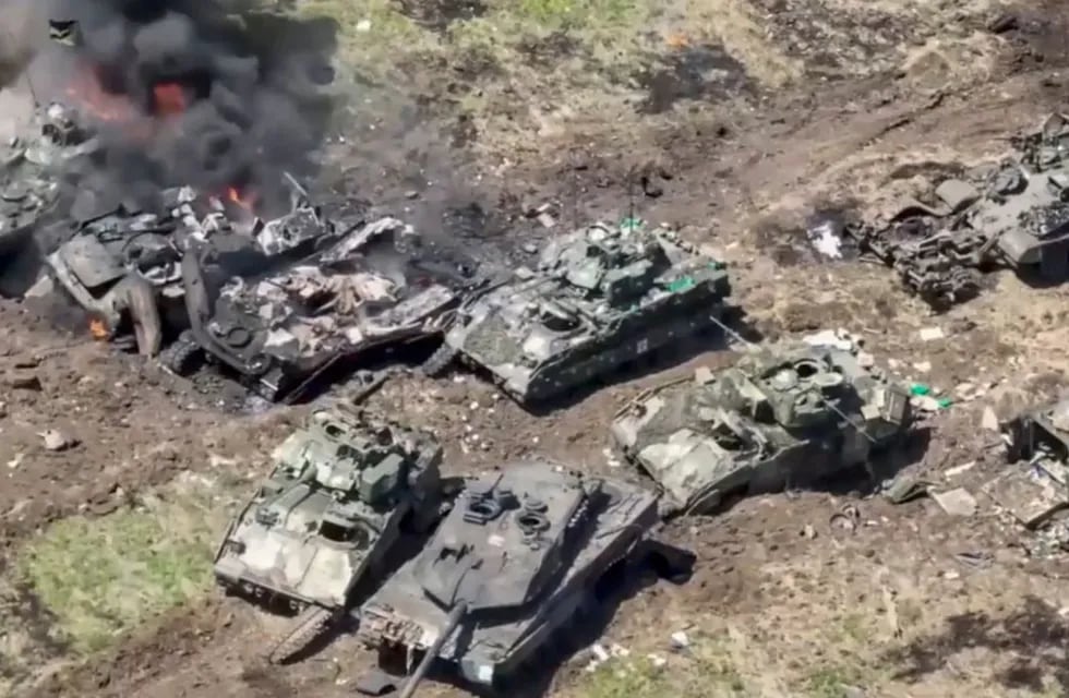 Captura de video del estado de los tanques Leopard alemanes y los blindados Bradley estadounidenses completamente destruidos luego de un ataque con misiles Lancet rusos.