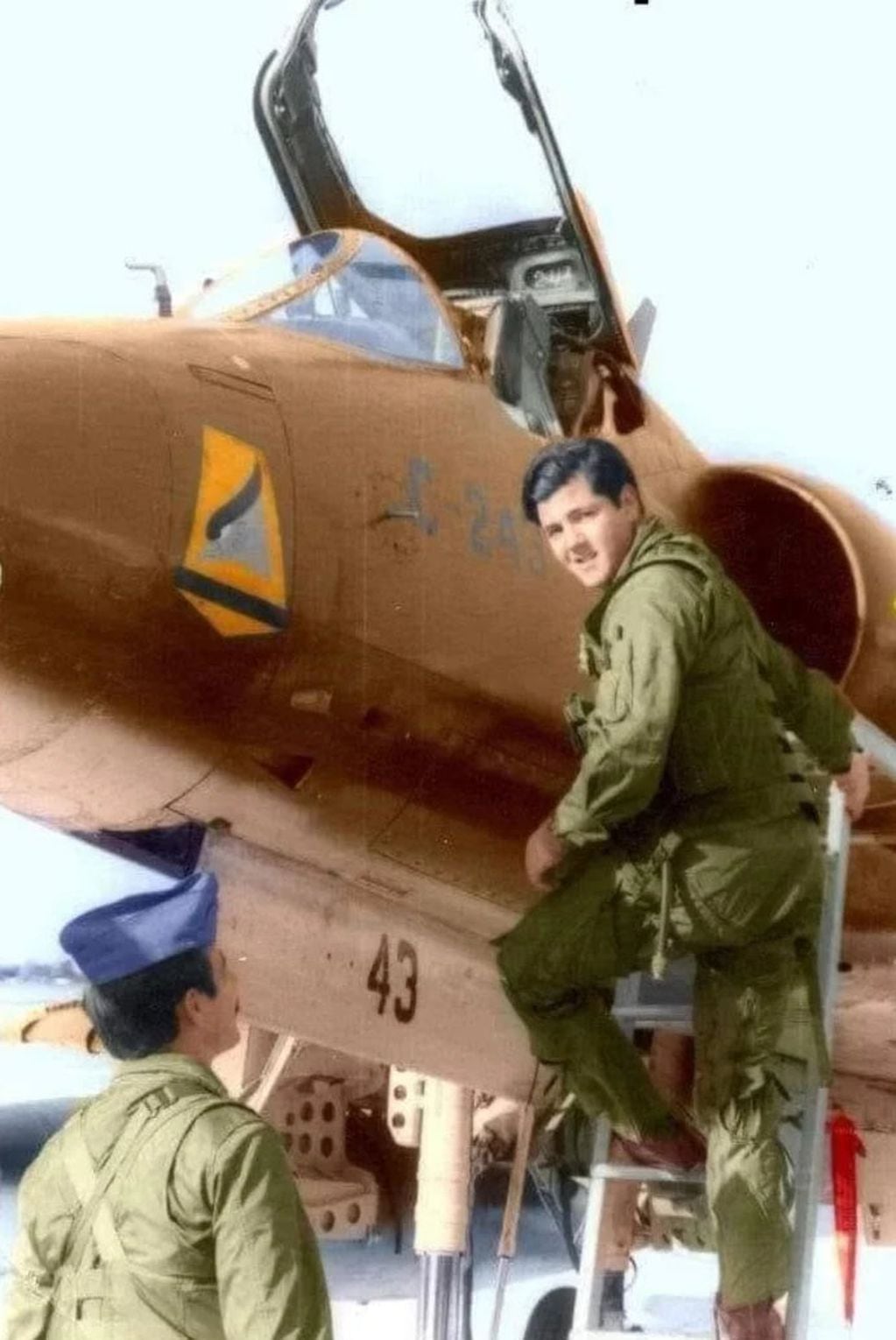 Foto archivo: El Capitán José Daniel Vázquez junto a su A4C Skyhawk
