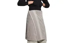 Balenciaga lanzó una absurda falda de toalla que vale casi 1.000 dólares