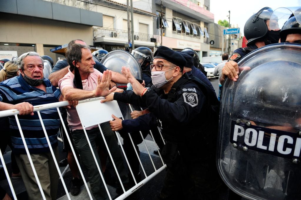 Vecinos marcha con duros reclamos al Gobierno por el asesinato del kiosquero. Foto: Clarín