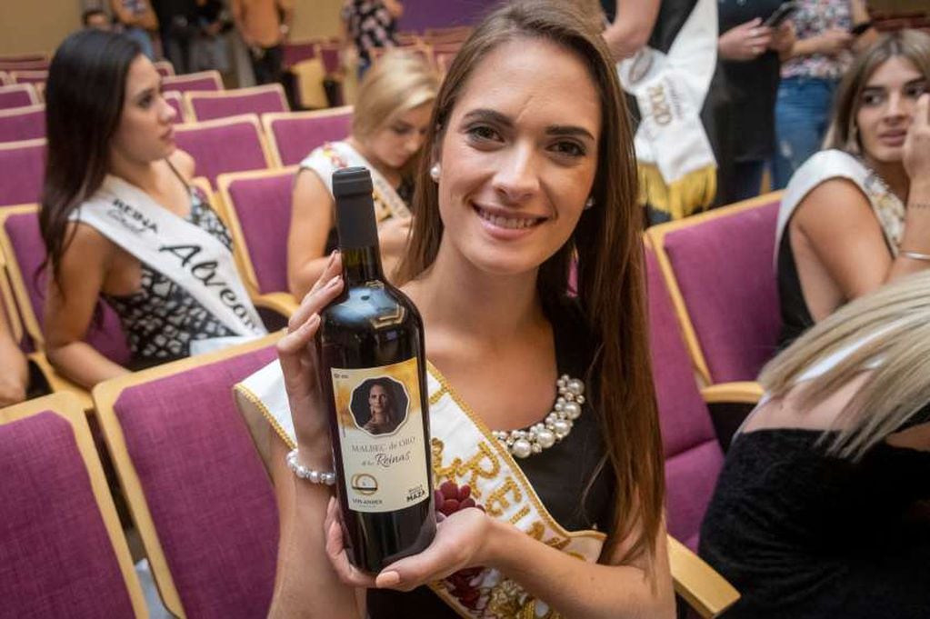 
A brindar. La candidata de San Carlos, feliz con su vino.  | Ignacio Blanco / Los Andes
   