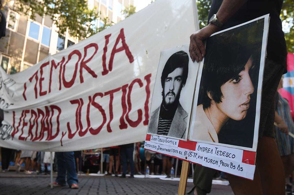 El kilómetro 0 de la Ciudad de Mendoza fué el punto de partida de la  marcha por la Memoria, Verdad y Justicia a 47 años del golpe militar en Argentina
 
Foto:José Gutierrez / Los Andes 