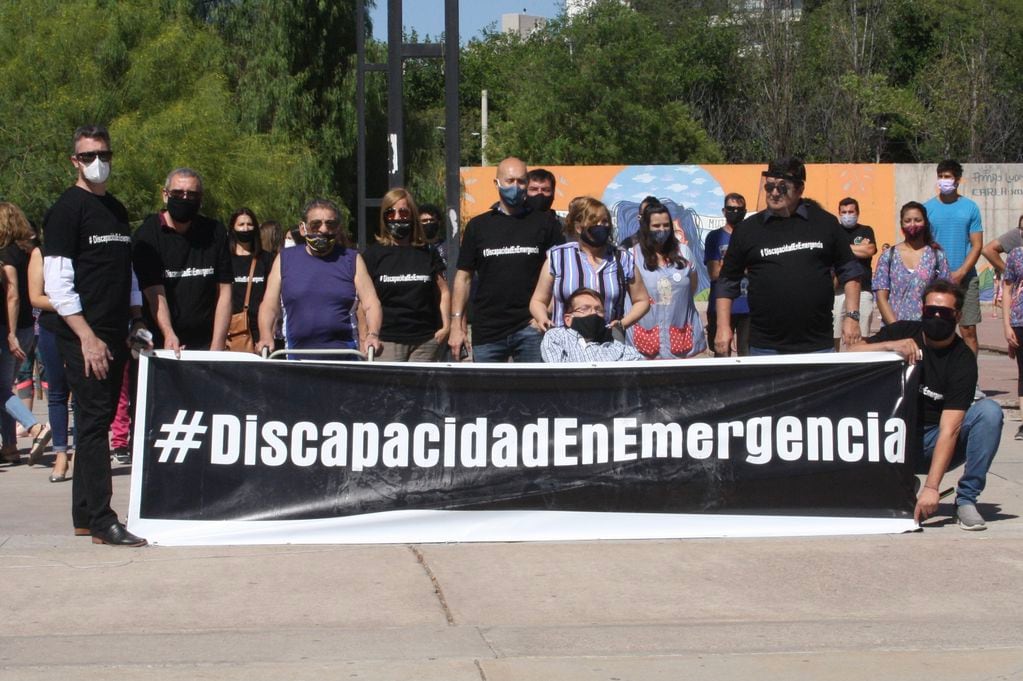 Bajo el lema #DiscapacidadEnEmergencia a través de las redes convocaron a una manifestación que finalizó en el Parque Central de Ciudad.