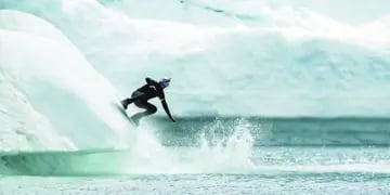El ruso Nikita Martyanov navegó en el Polo Norte y filmó un video extremo. Con su tabla improvisó trucos sobre enormes paredes de hielo. 