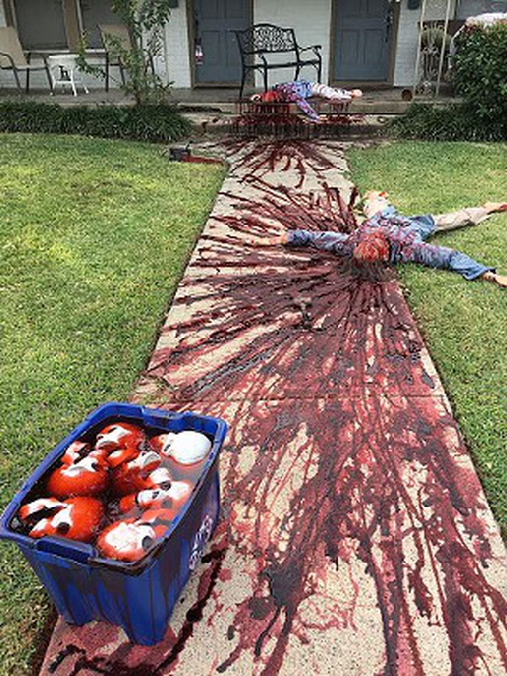 Un artista decoró su casa como una escena de masacre por Halloween. Foto Dallas Observer.