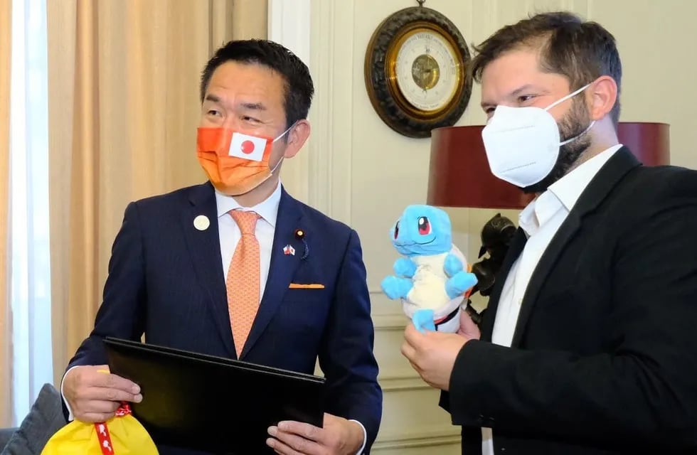 El canciller japonés a le regaló un pokemon de peluche a Gabriel Boric