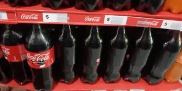 Video: Coca Cola lanzó una promo que incluye figuritas del Mundial en sus etiquetas y terminaron robándoselas en los supermercados