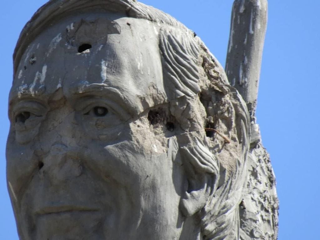 Así quedó destruida la estatua de Néstor Kirchner.