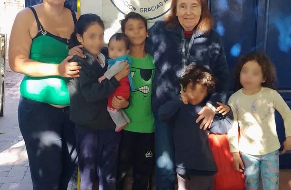 La joven mamá y sus cinco hijos junto a María Teresa Hernández, de la Fundación Gracias a Dios.