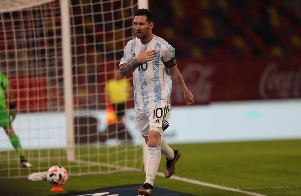 El capitán Lionel Messi marcó de penal el gol de Argentina en el estadio santiagueño. (@Argentina)