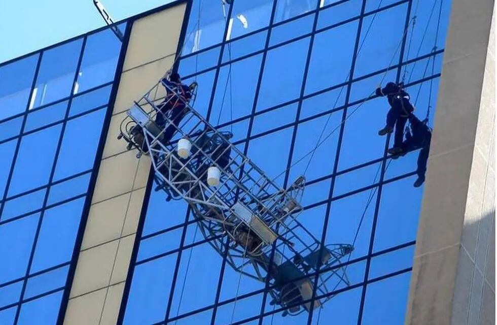 Espectacular rescate de dos obreros a punto de caer desde un piso 20 en Chile