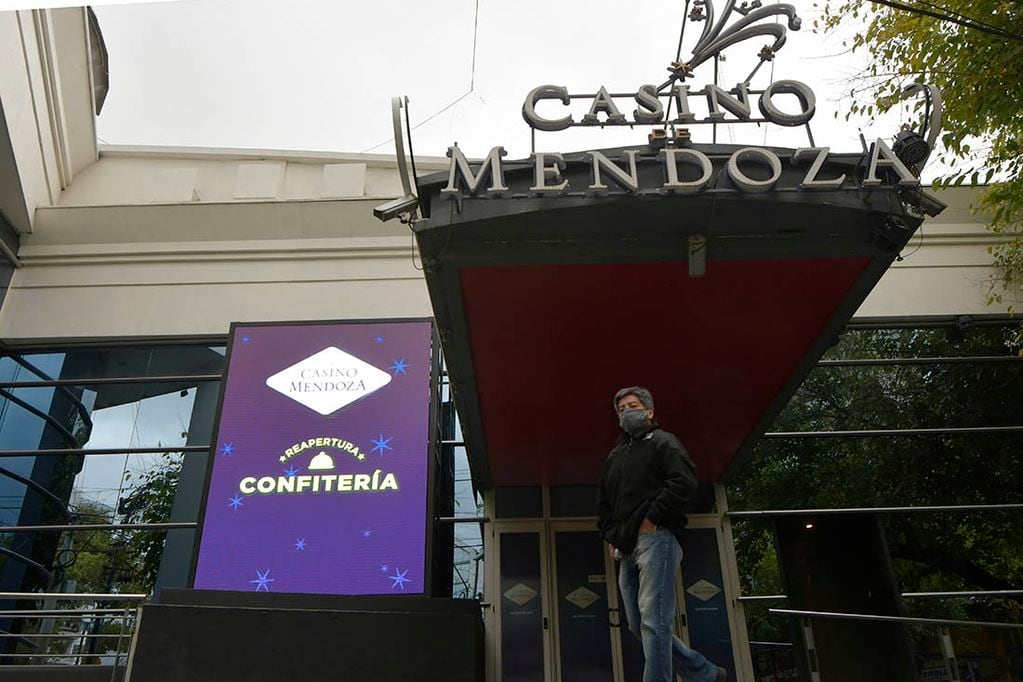 La sala del Casino de Mendoza está cerrada desde el viernes a las 12 de la noche. Por ahora, no hay novedades acerca de cuándo reabre.
Foto: Orlando Pelichotti / Los Andes