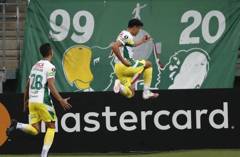 El delantero Walter Bou le marcó por duplicado a Palmeiras para Defensa, por Copa Libertadores. (Prensa Libertadores).