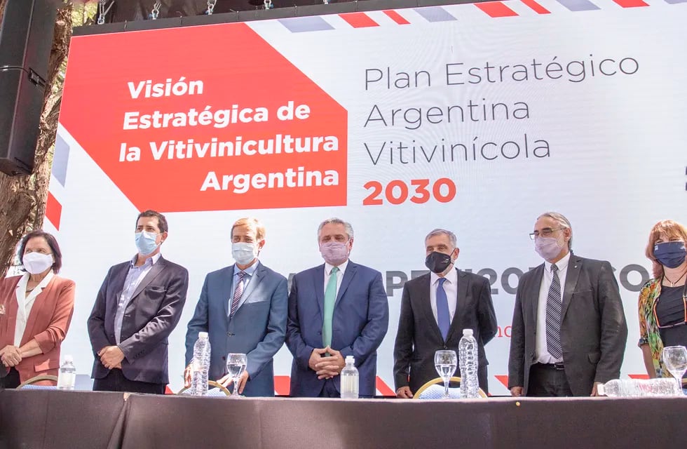 La mesa de autoridades contó con la presencia de Hilda Vaieretti, Eduardo de Pedro, Rodolfo Suarez, Alberto Fernández, José A. Zuccardi, Luis Basterra y Susana Mirassou.