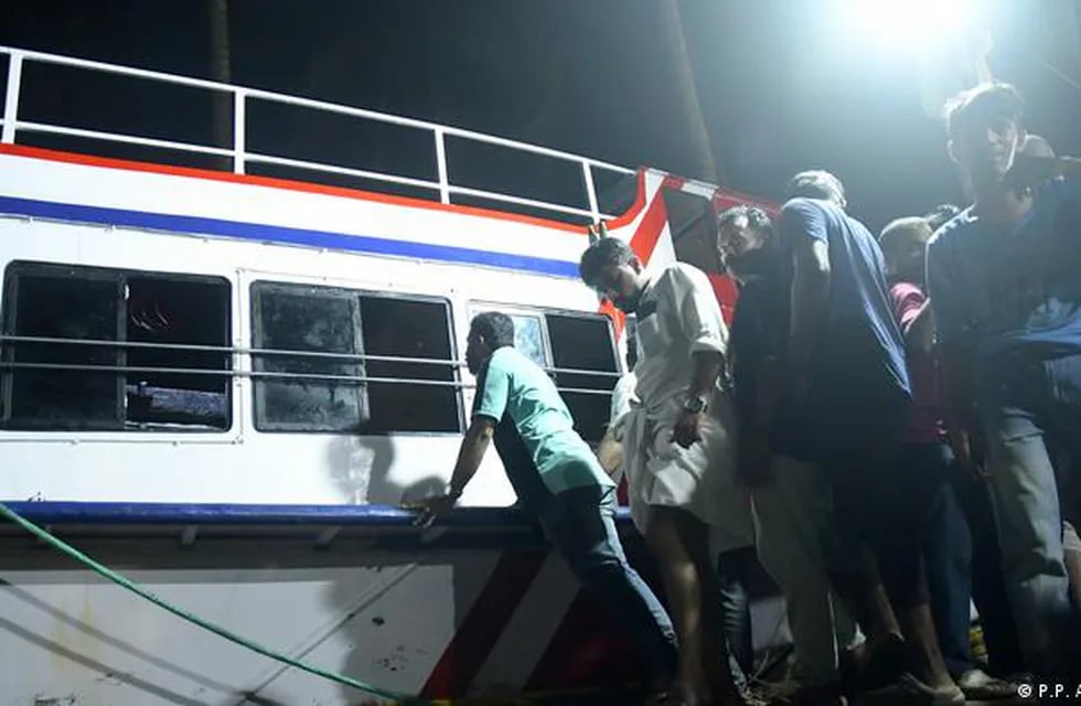 Una embarcación se volteó con 30 pasajeros a bordo y más de 20 murieron.