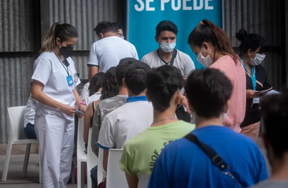 El 23 de setiembre comenzó la vacunación para menores de 17 sin comorbilidades. Sede en la Nave Cultural.  Foto: Ignacio Blanco
