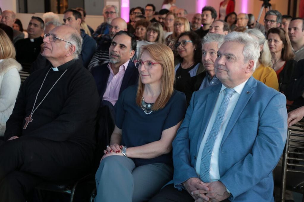 El arzobispo de Mendoza, Mons. Marcelo Colombo; la decana de UCA sede Mendoza, Fabiana Acervi; y el delegado rectoral Miguel Á. Mallar