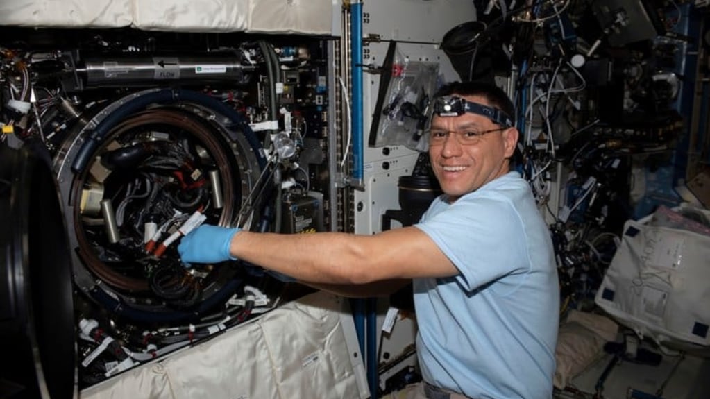 Frank Rubio en la Estación Espacial Internacional durante una reparación. Gentileza: Clarín.