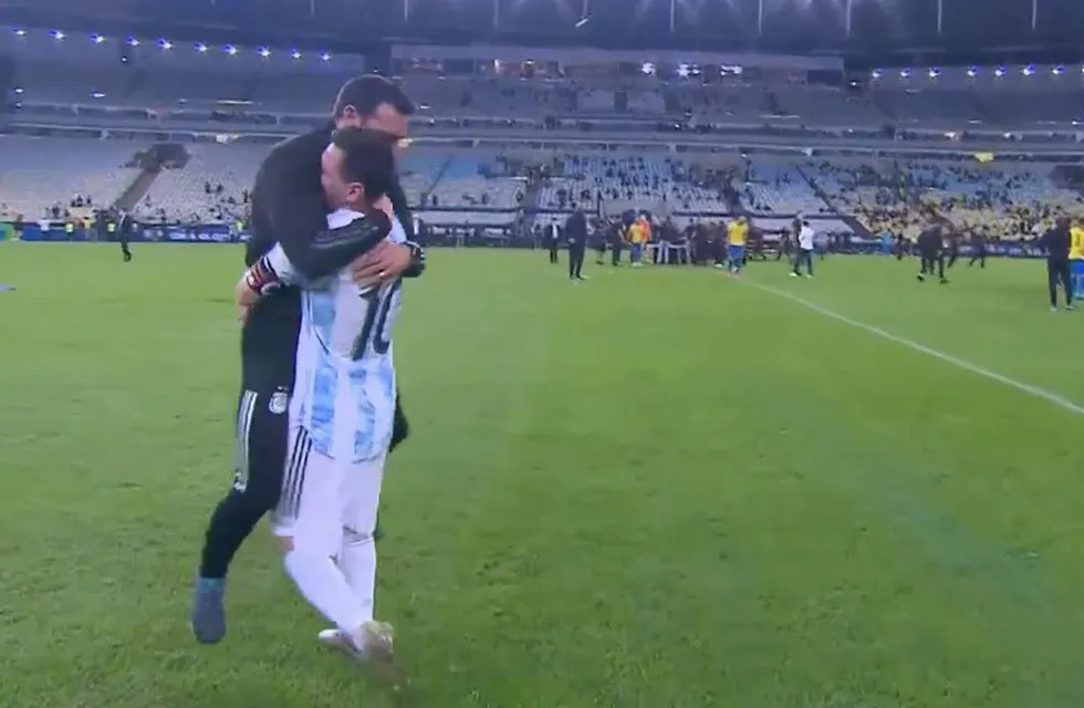 Abrazo Messi y Scaloni tras la consagración de la Copa América. Histórico.
