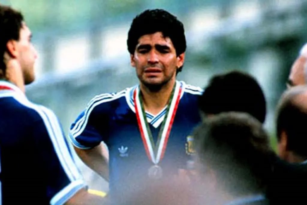 La imagen que todos querían ver: Maradona sigue dolido por esa final.