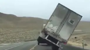 Las fuertes ráfagas de viento en Chubut hicieron volcar a un camión