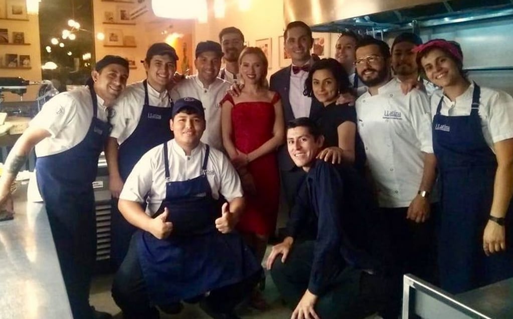 Scarlett Johansson junto al staff de una pizzería que visitaron en Buenos Aires