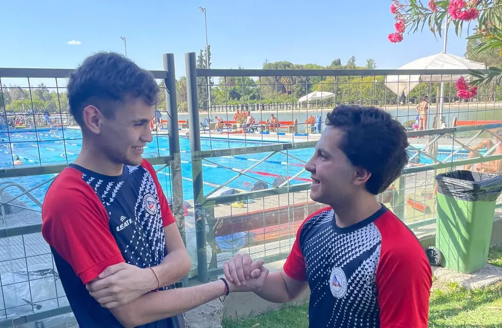 El ex nadador Santino Correa junto a Lautaro Arjona, quien nadará para juntar fondos para su ex compañero de equipo.