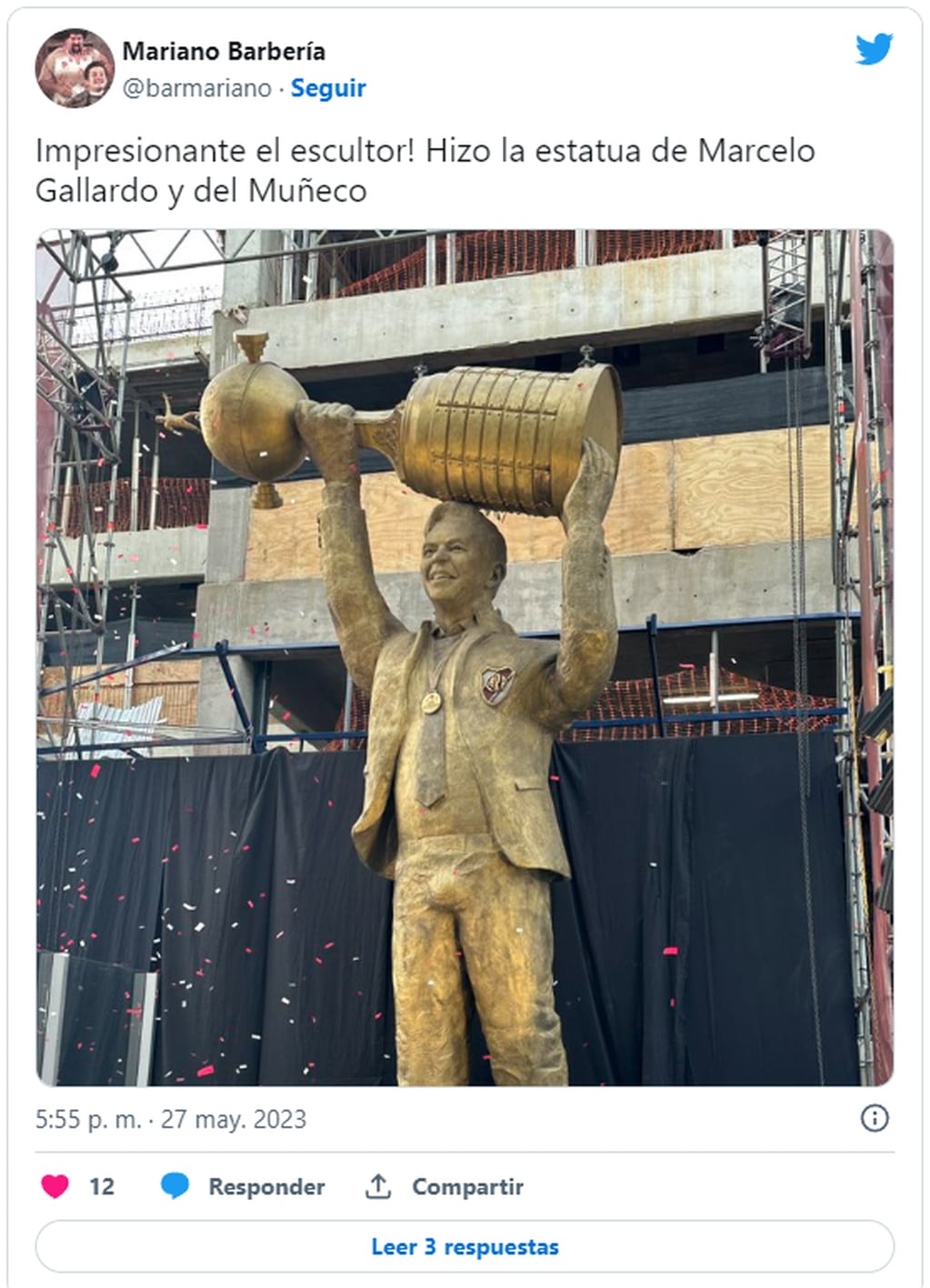 Los usuarios de Twitter bromearon con la estatua de Gallardo. Foto: Twitter/@barmariano