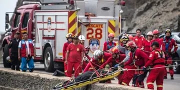 Tragedia en Perú: un micro cayó a un precipicio y  murieron al menos 27 personas