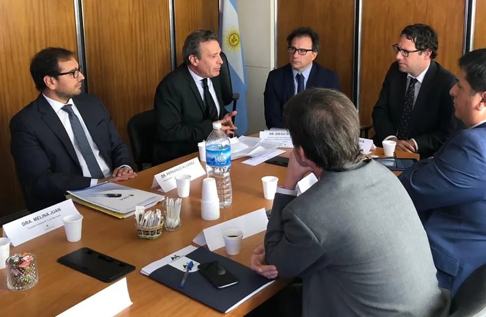 Una reunión con fiscales de ambos países donde participó Fernando Alcaraz (el primero, a la izquierda). Gentileza Ministerio Público Fiscal.