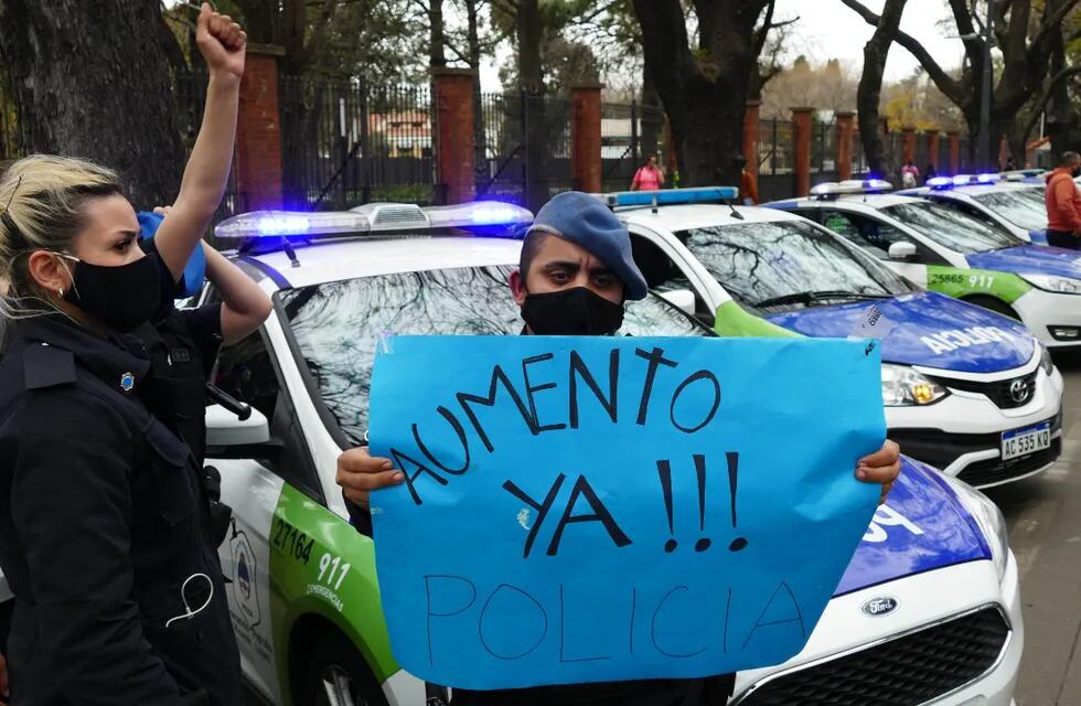 La protesta policial llegó hasta la quinta de Olivos y hubo reclamos de mejoras salariales en distintos puntos de la provincia de Buenos Aires. Clarín