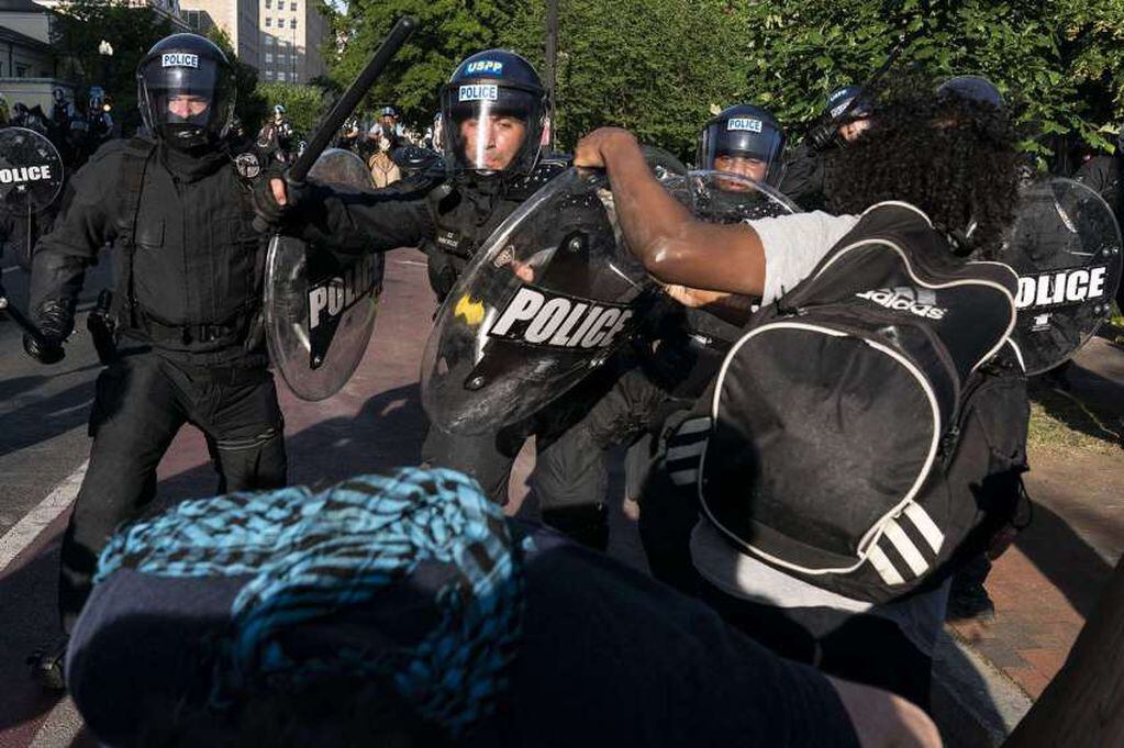 
AFP | La policía se enfrenta amanifestantes en Washington, DC.
   