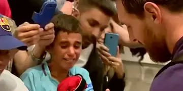 Un niño que esperaba al equipo catalán, en la previa del duelo por la Liga española frente a Valladolid, no pudo contener sus lágrimas. 