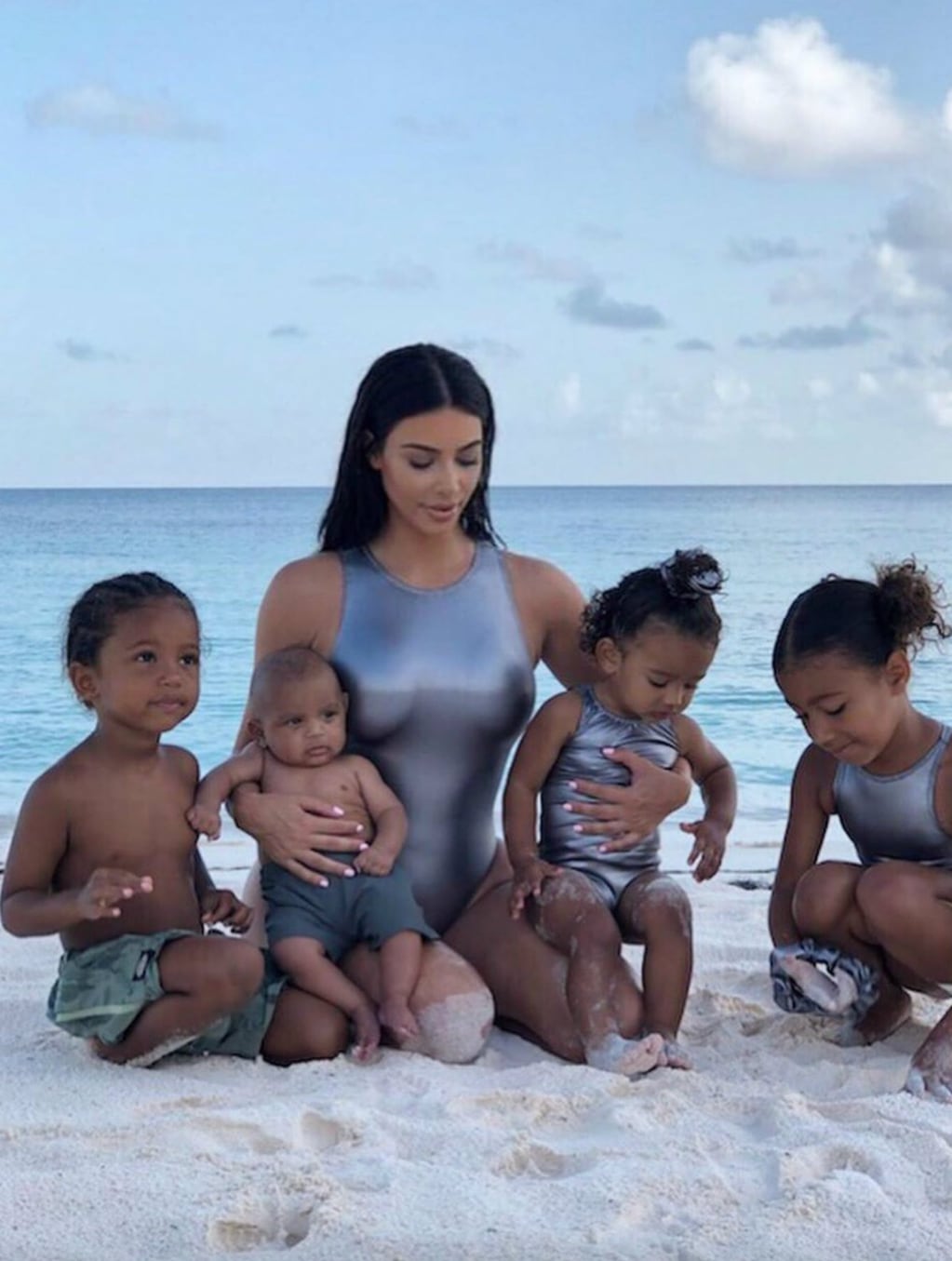 Kim junto a sus cuatro hijos.