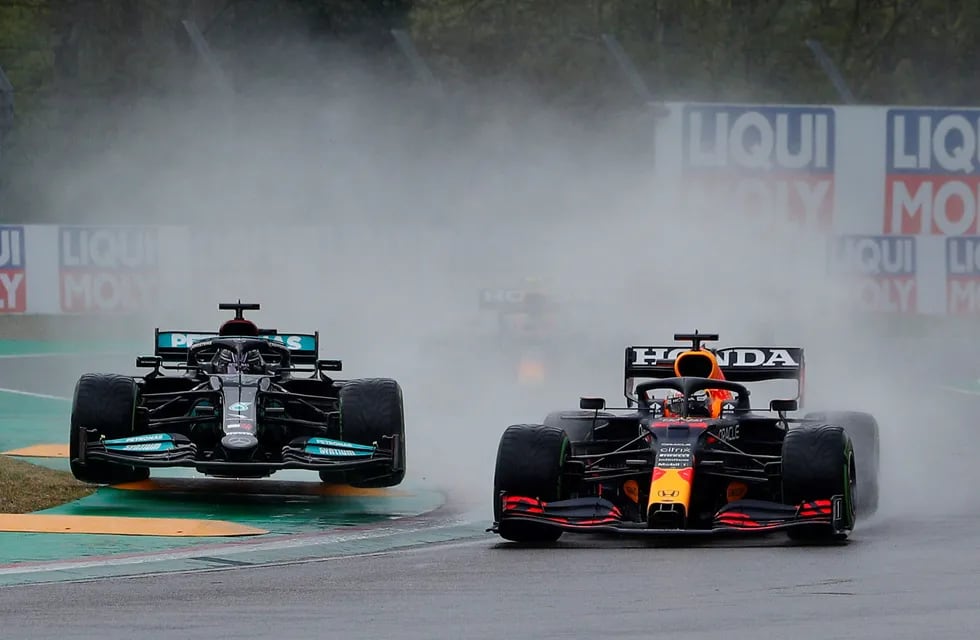 Verstappen y Hamilton, durante el Gran Premio de F1 de Emilia Romaña, Imola, 2021