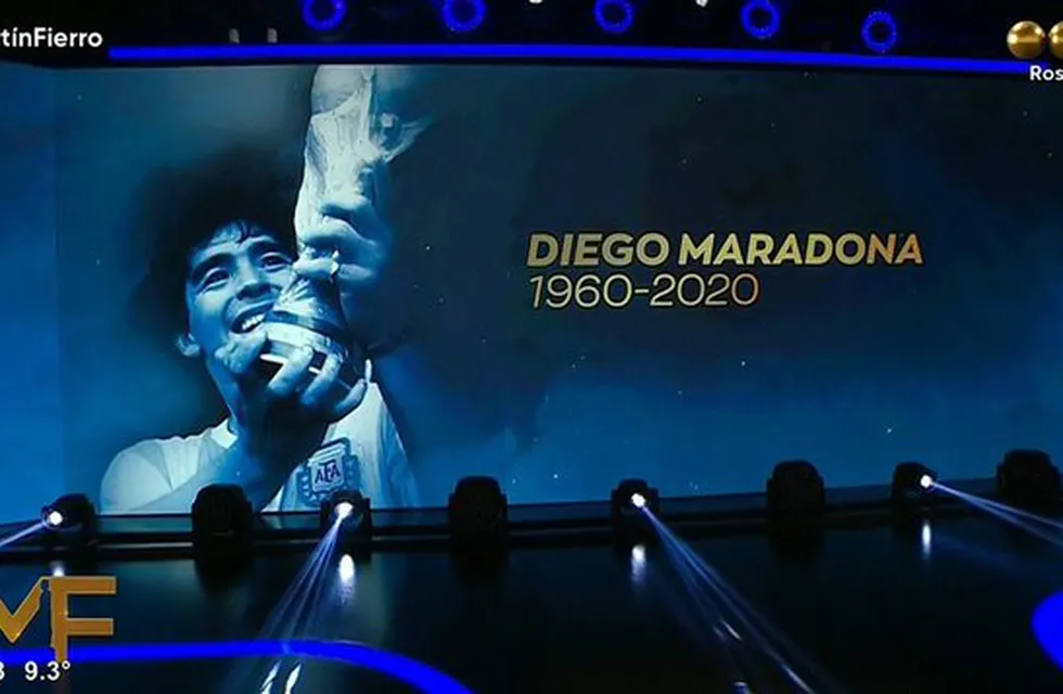 Homenaje de Maradona en los Martín Fierro 2022.