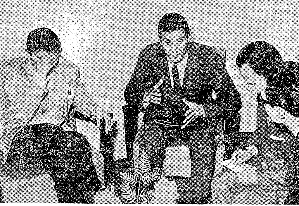 Fernando Villegas (con la mano en el rostro) y Juan Carlos Peccinetti hablan con la prensa el día después del supuesto encuentro con aliens, en 1968. Foto del 1 de septiembre de ese año en Los Andes.