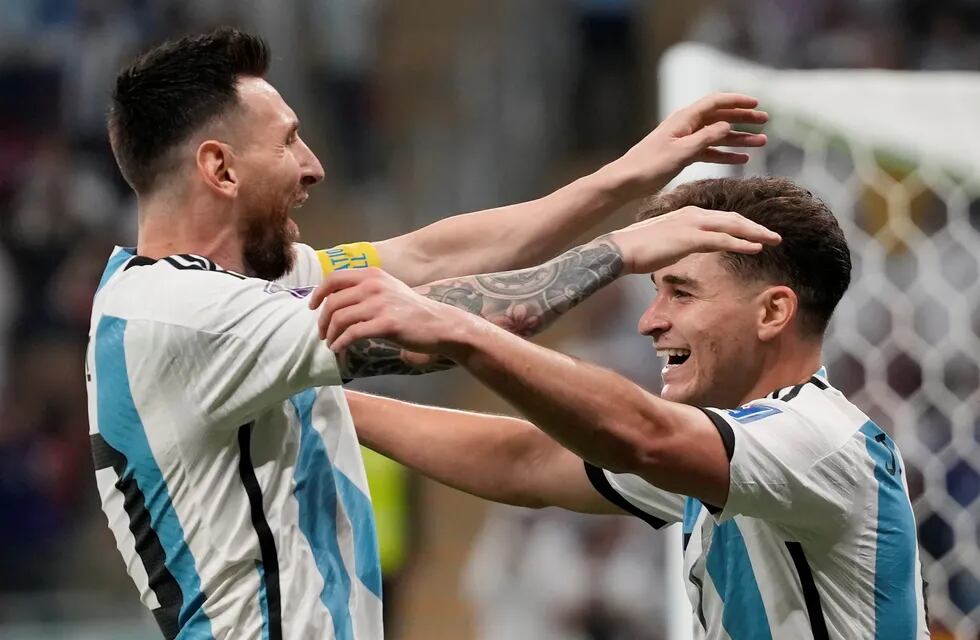 Por Messi y por Julián, Argentina está en cuartos.