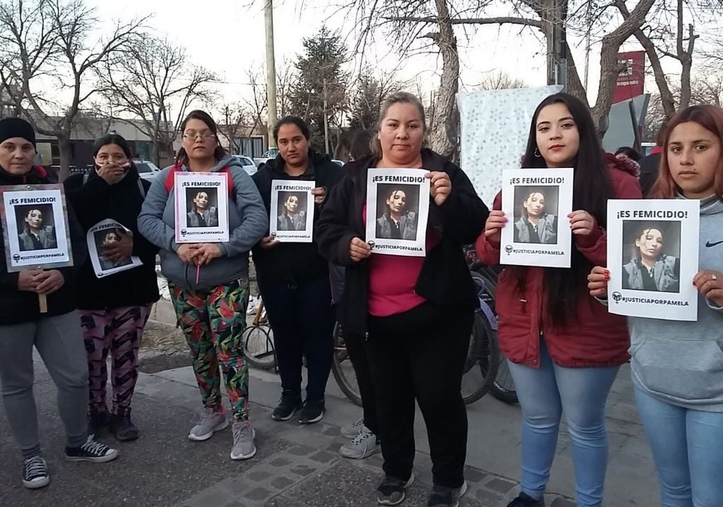 Familiares, amigos y grupos feministas piden que la carátula de la causa cambie a femicidio y realizarán más marchas en la provincia.