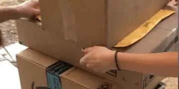 Meten a una chica adentro de muchas cajas para jugarle una broma a un repartidor.