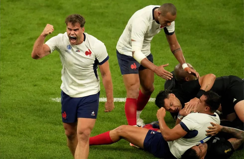 El jugador francés Damian Penaud festeja la acción frente al seleccionado de Nueva Zelanda, en el partido inaugural del Mundial de Rugby. (AP)
