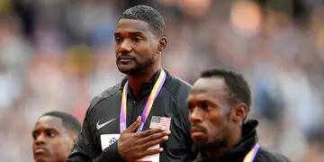El campeón del mundo de los 100 metros dijo estar limpio desde hace 5 años. Su entrenador fue despedido y la IAAF investiga.