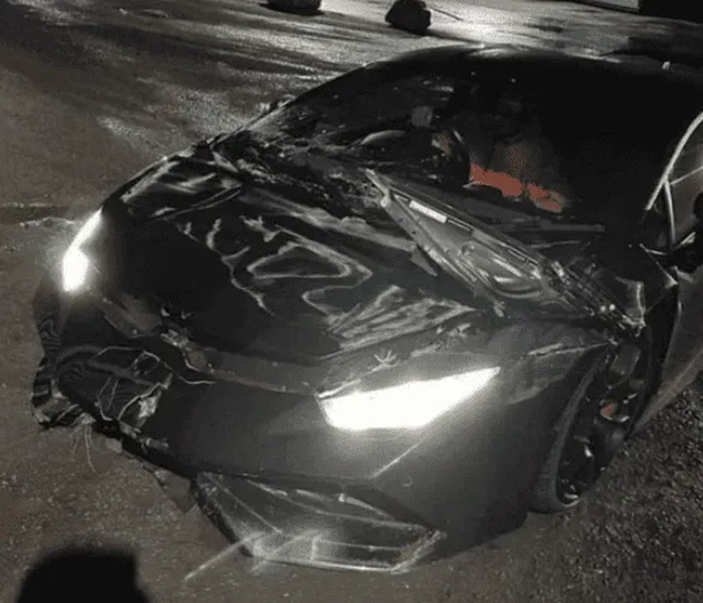 El Lamborghini quedó destrozado al colisionar con una vaca, pero los medios británicos aseguran que aún está en el plazo del seguro, por lo que podría pedir uno nuevo.