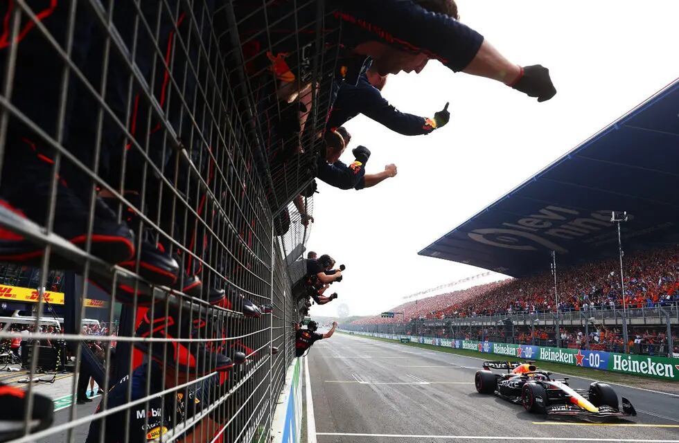 La FIA prohibirá a los miembros de los equipos subir a la valla del pitwall. / Gentileza.