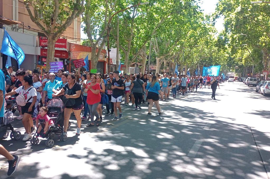 Marcha de Barrios de Pie en las calles de Mendoza. Gentileza