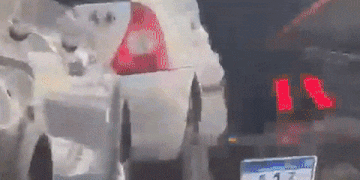 Un video muestra cómo motochorros roban en un auto en pocos segundos y huyen
