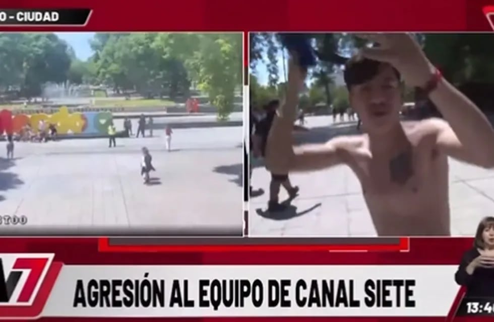 Hinchas de Colo Colo de Chile agredieron a periodistas mendocinos en la Plaza Independencia.