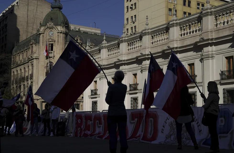 Protesta frente al Palacio de La Moneda en Santiago de Chile, lunes 5 de septiembre de 2022. / Foto: AP